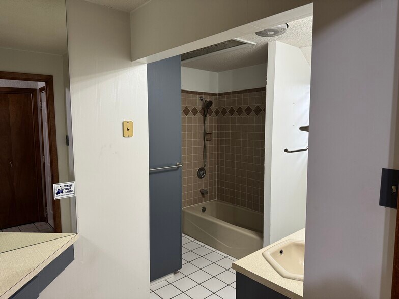 More Photos Of 7285 E US Highway 87, San Antonio Office For Sale