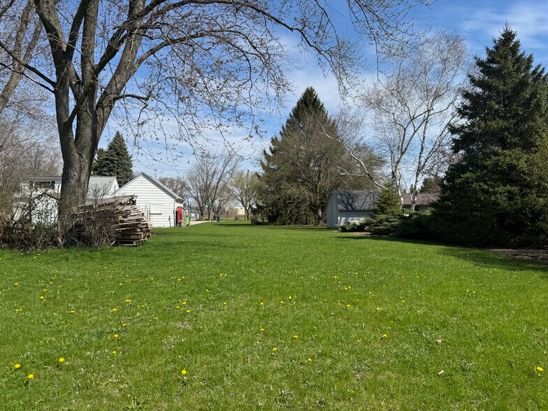 More Photos Of 2525 Oakwood Rd, Oak Creek Schools For Sale