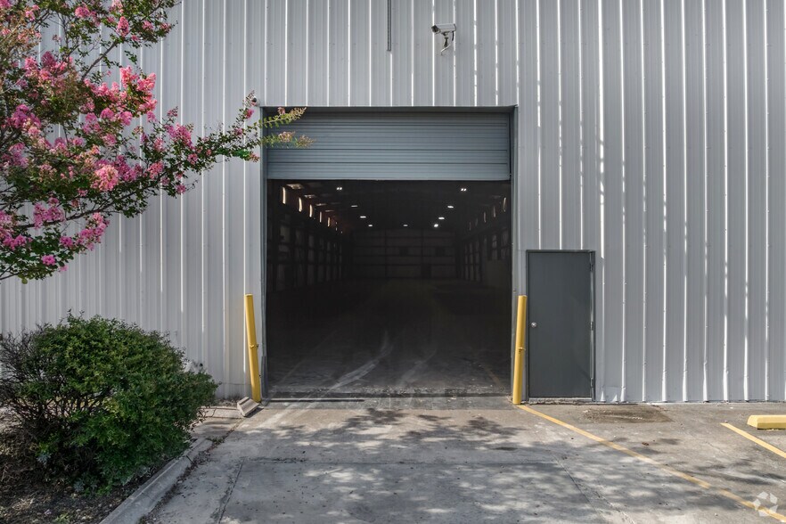 More Photos Of 6445 Burlington Dr, Houston Warehouse For Lease