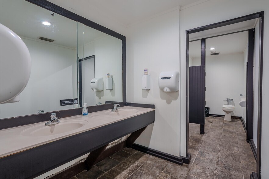 More Photos Of 4840 Hatch Blvd, Muscle Shoals Restaurant For Sale