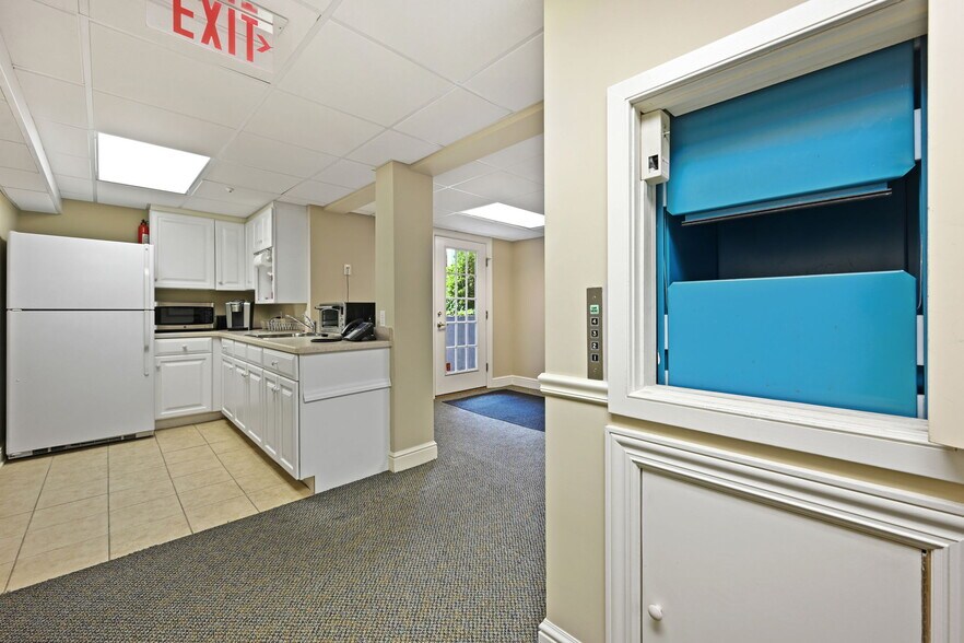 More Photos Of 1458 Bedford St, Stamford Office For Sale