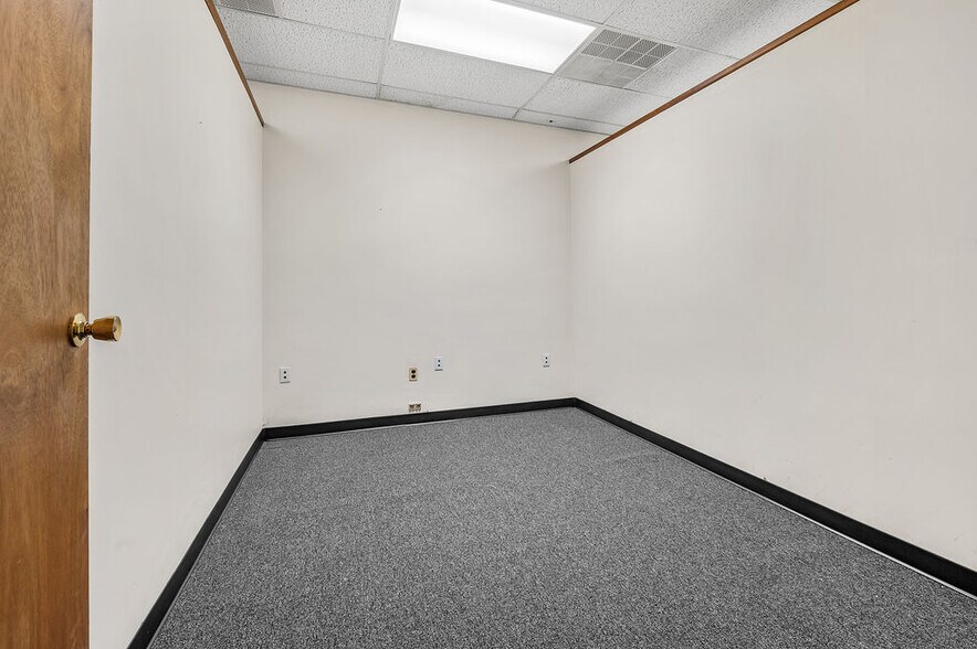 More Photos Of 1142A S Railroad Ave, Staten Island Office For Sale