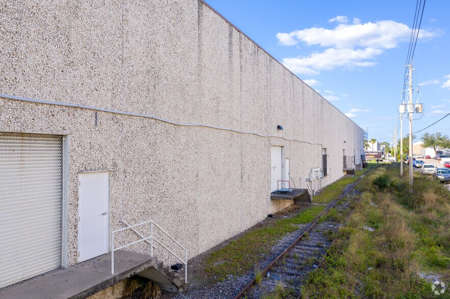 More Photos Of 7503-7527 Exchange Dr, Orlando Distribution For Lease