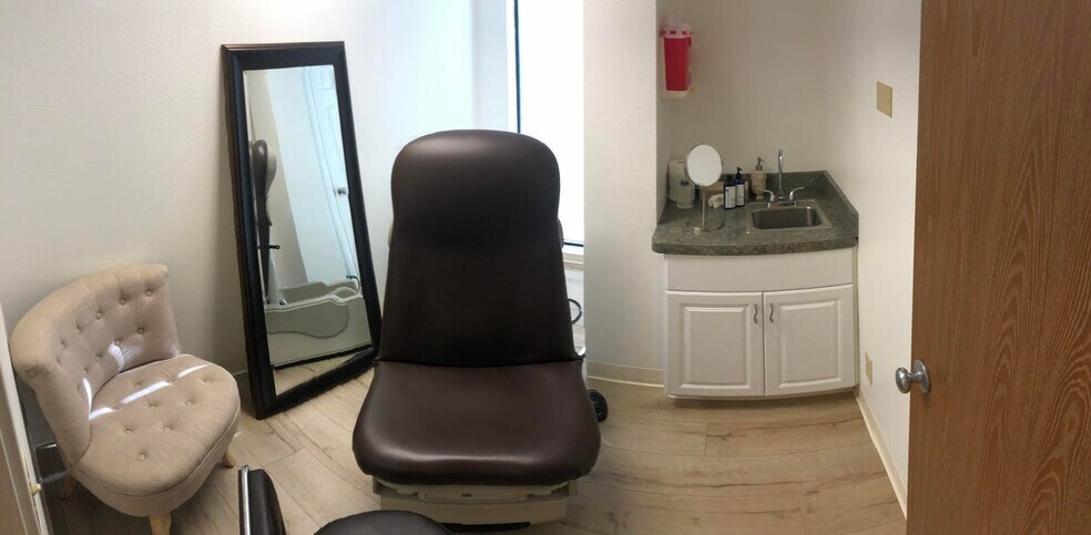 More Photos Of 901 Dover Dr, Newport Beach Medical For Lease