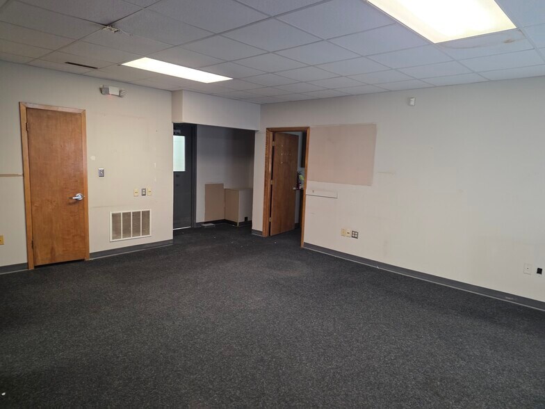 More Photos Of 5205 Hwy 18, Clear Lake Flex For Lease
