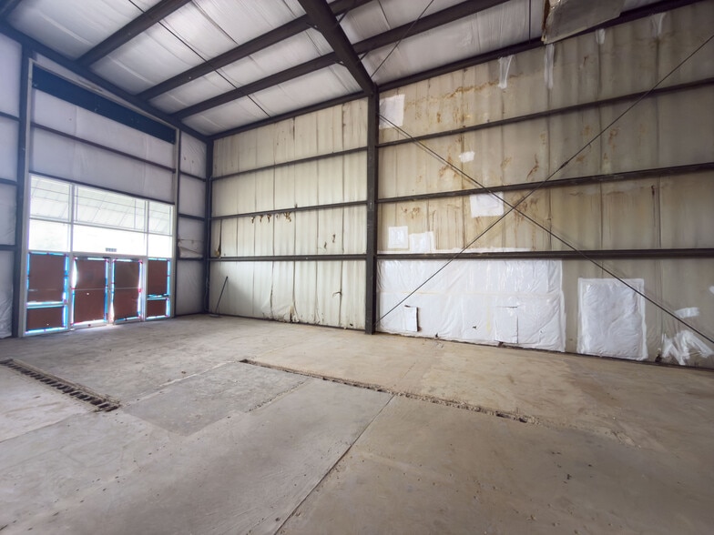 More Photos Of 3110 N Davis Hwy, Pensacola Showroom For Lease