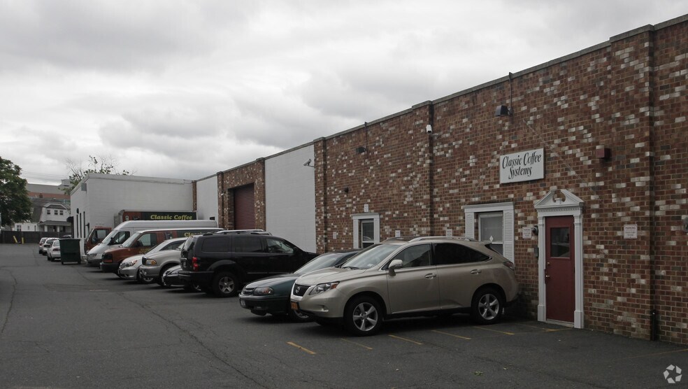 More Photos Of 333 W Merrick Rd, Valley Stream Warehouse For Lease