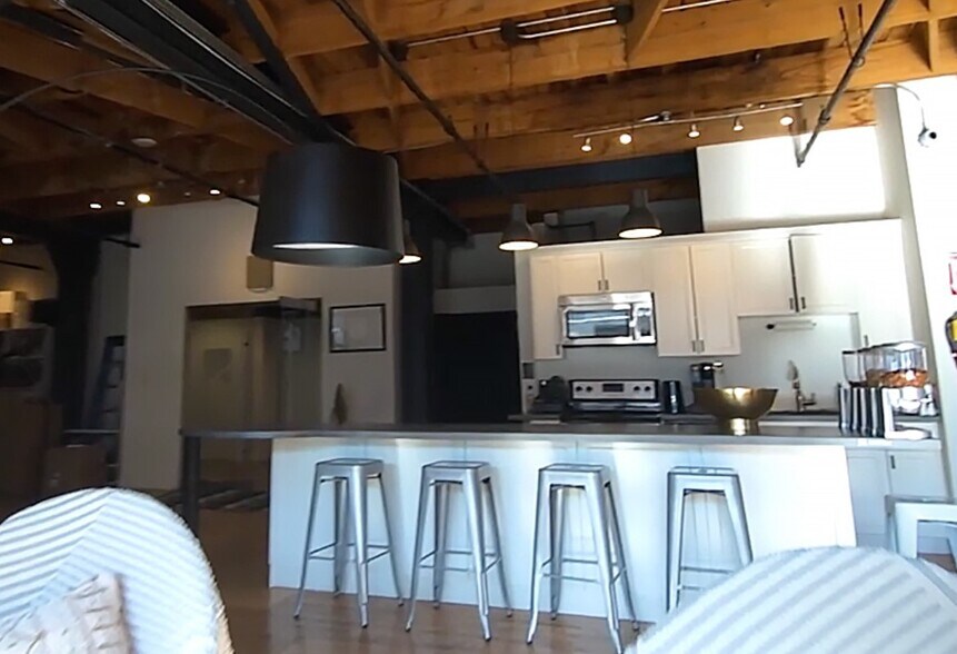 More Photos Of 213 W institute Pl, Chicago Loft Creative Space For Lease