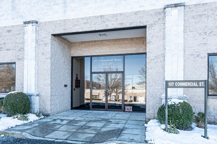 More Photos Of 137 Commercial St, Plainview Flex For Lease