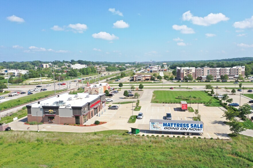 More Photos Of 746 Coral Ridge Ave, Coralville General Retail For Sale