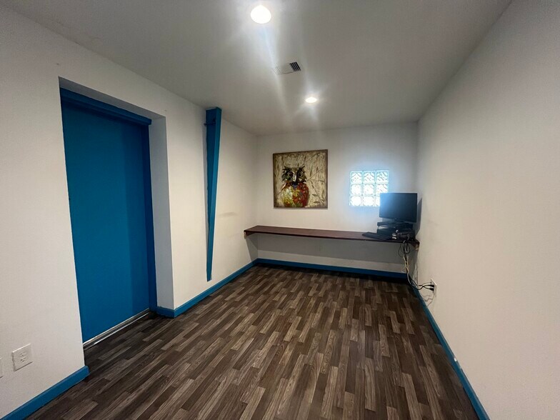 More Photos Of 1010 Rayford Rd, Spring Warehouse For Lease