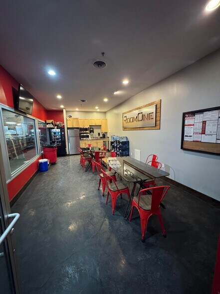 More Photos Of 202 W Springdale Ave, Knoxville Warehouse For Lease