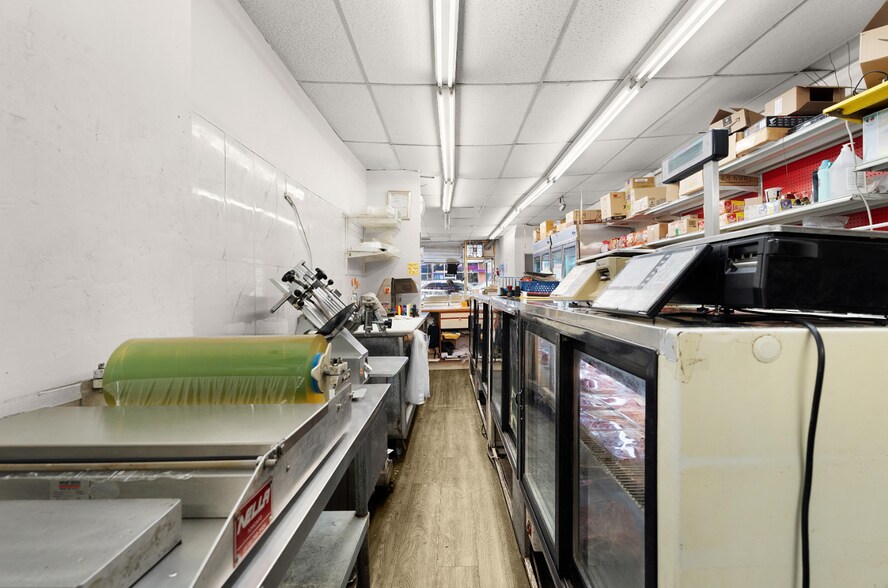 More Photos Of 676 Bloor St W, Toronto Storefront Retail Residential For Sale