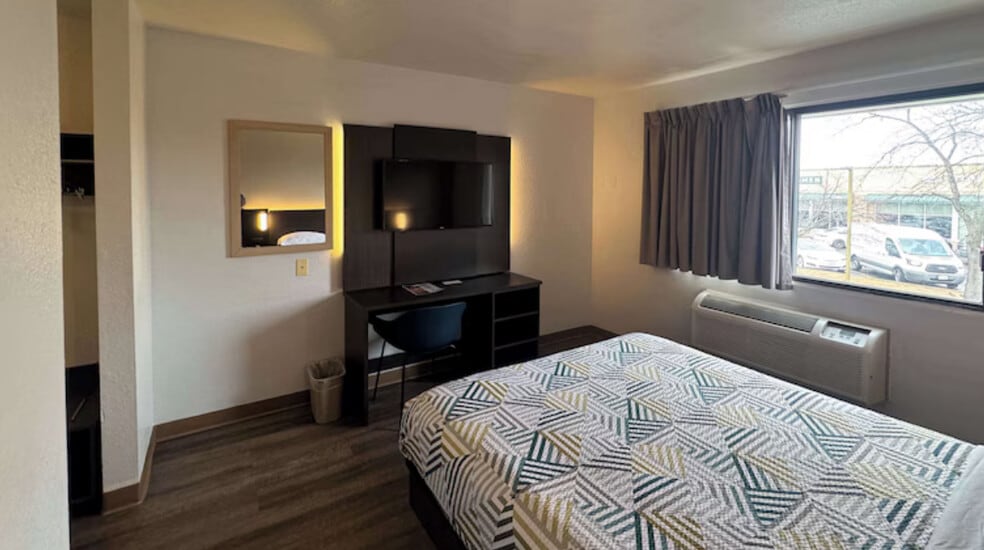 More Photos Of 1535 W Milwaukee Ave, Glenview Hotel For Sale