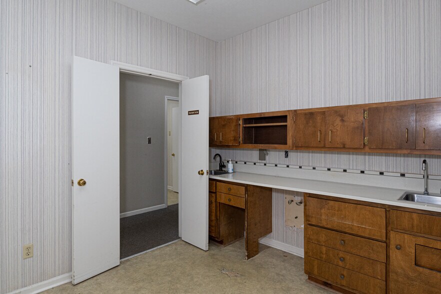 More Photos Of 3830 Rosemont Dr, Columbus Office For Sale