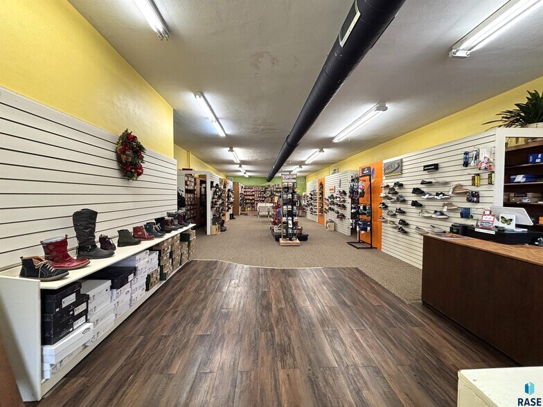 More Photos Of 118 N Broadway Ave, Miller General Retail For Sale