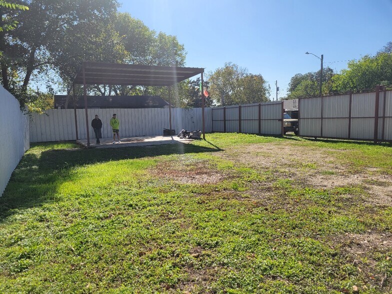 More Photos Of 8012 Munn St, Houston Land For Lease