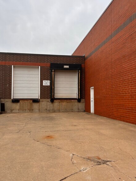 More Photos Of 1537 Vermont St, Des Moines Light Distribution For Lease