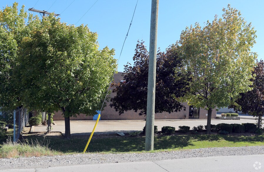 More Photos Of 380 Dewitt Rd, Hamilton Manufacturing For Lease