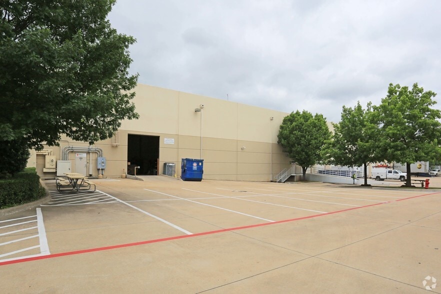 More Photos Of 700 Freeport Pky, Coppell Warehouse For Lease