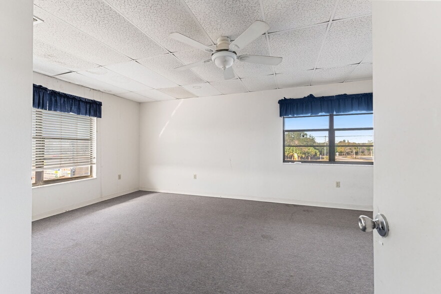 More Photos Of 1108 Commercial Way, Spring Hill Freestanding For Sale