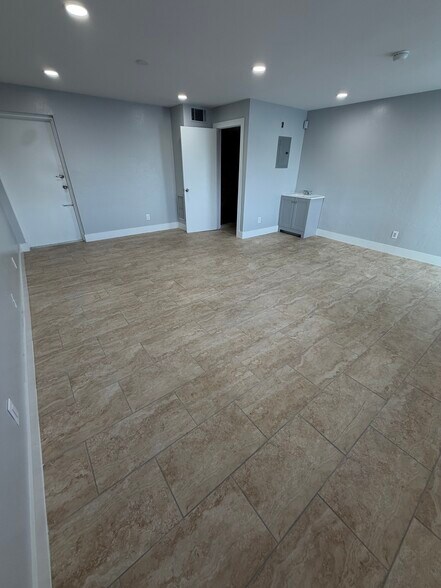 More Photos Of 2700 Evans Ave, Fort Myers Light Manufacturing For Lease