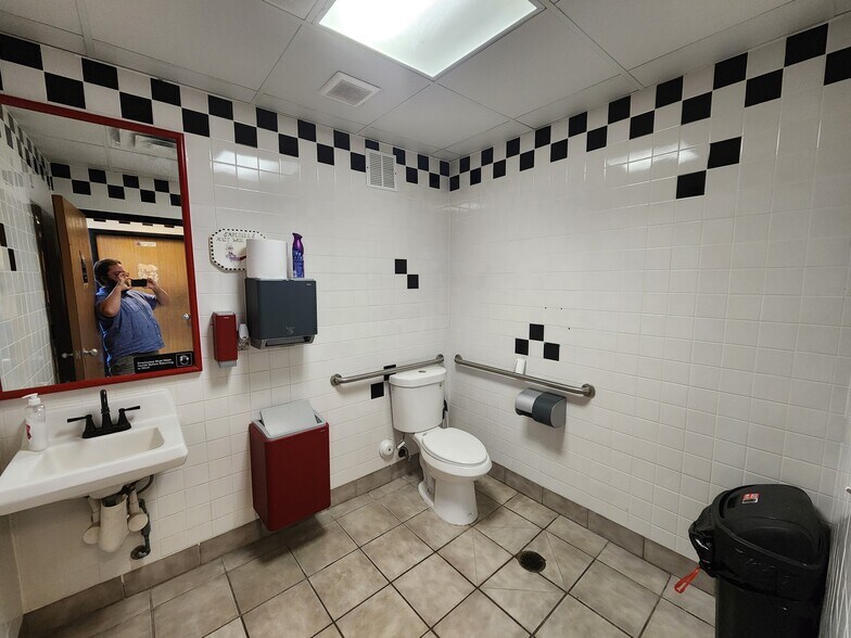 More Photos Of 1350-1500 S Lapeer Rd, Oxford Unknown For Lease