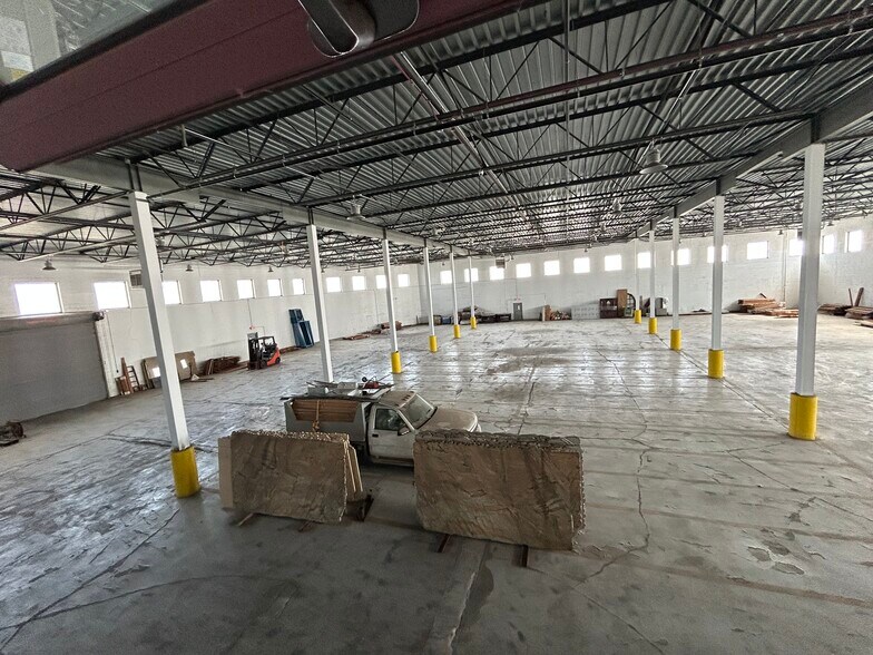 More Photos Of 625 N Sacramento Blvd, Chicago Warehouse For Lease