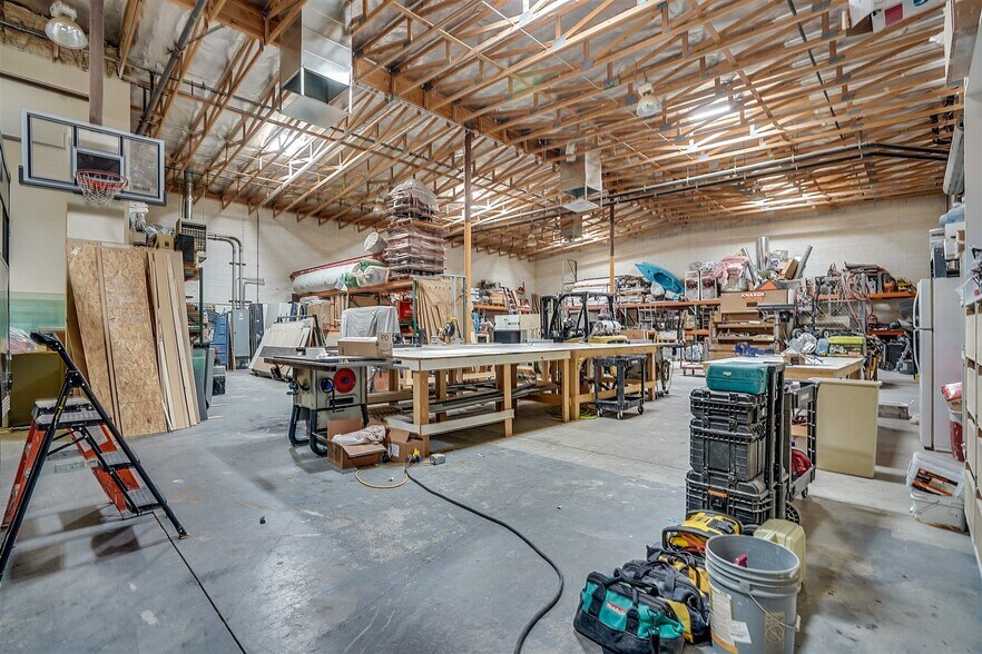 More Photos Of 17 E Brooks Ave, North Las Vegas Warehouse For Lease