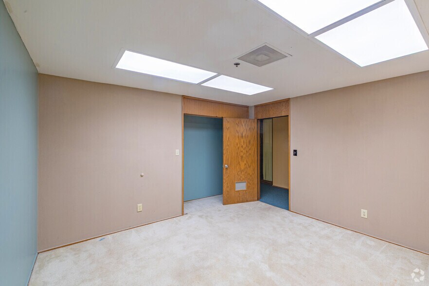 More Photos Of 6009 NW Expressway St, Oklahoma City Specialty For Sale