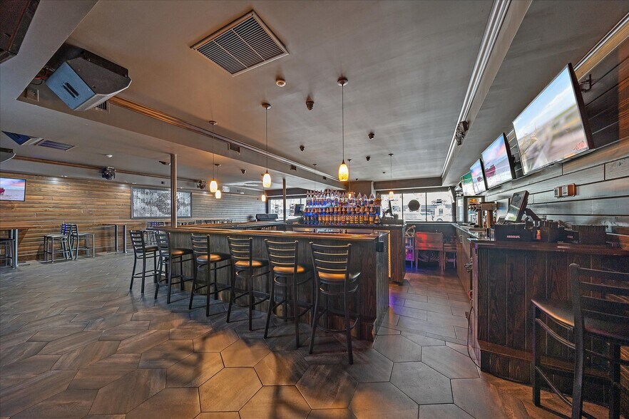 More Photos Of 6523 Gateway Ave, Sarasota Bar For Lease
