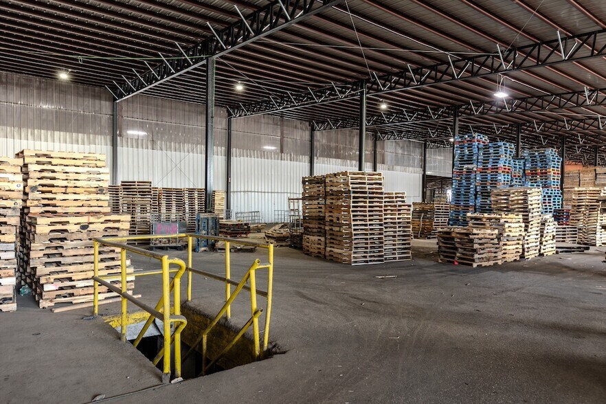 More Photos Of 1200 Bissell St, Venice Warehouse For Sale