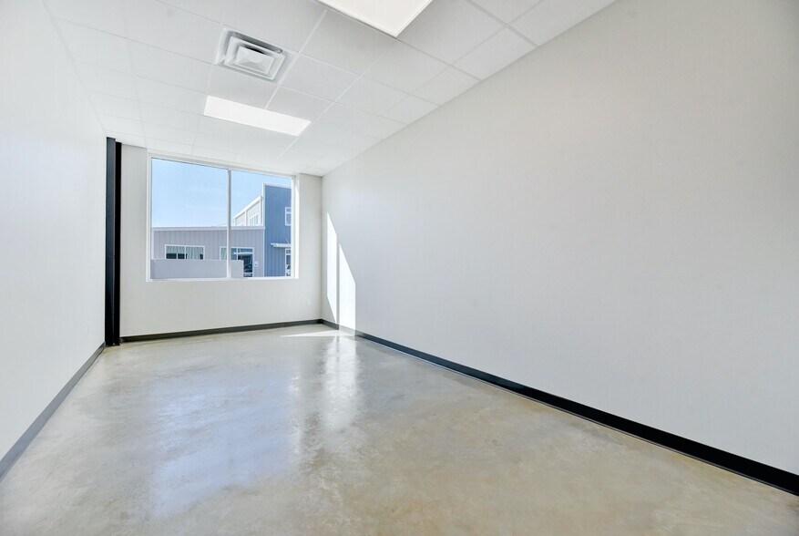 More Photos Of 11215 Conroy Ln, Austin Showroom For Lease