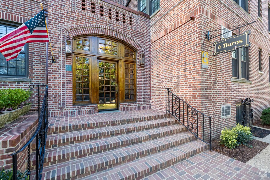 More Photos Of 6 Burns St, Forest Hills Apartments For Lease