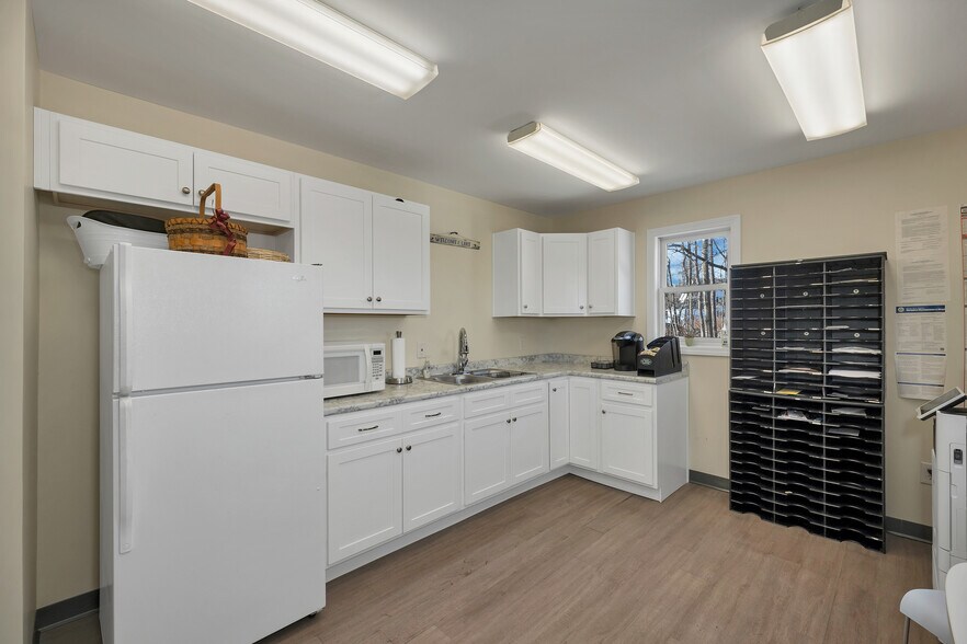 More Photos Of 252 Daniel Webster Hwy, Meredith Office For Sale