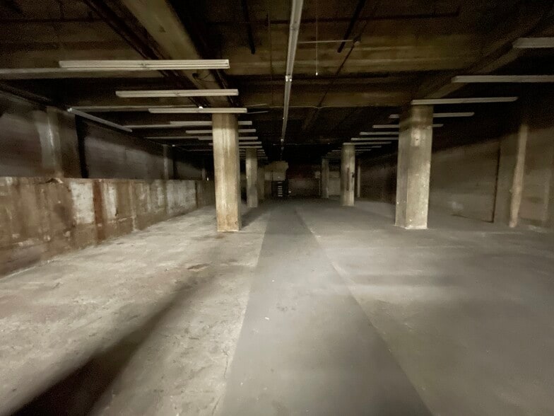 More Photos Of 7000 Romaine St, Los Angeles Showroom For Lease