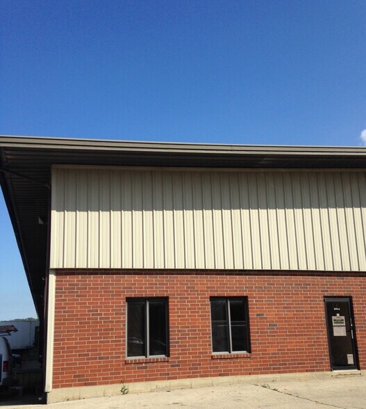 More Photos Of 570 Rock Road Dr, East Dundee Warehouse For Lease