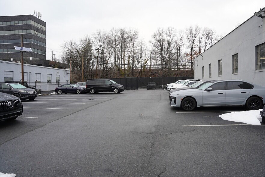 More Photos Of 60 Rockwood Pl, Englewood Auto Dealership For Lease
