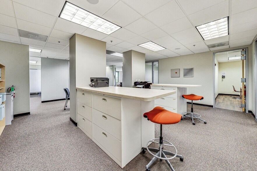 More Photos Of 10700 W Higgins Rd, Rosemont Loft Creative Space For Sale