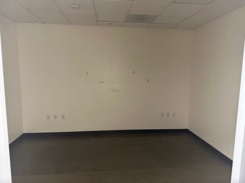More Photos Of 27559 Newport Rd, Menifee Storefront For Lease