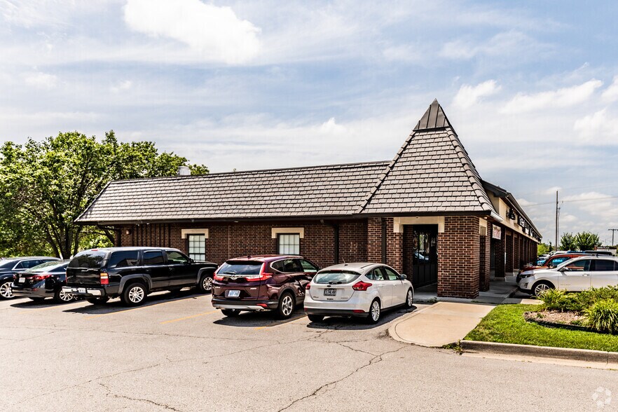 More Photos Of 5557-5577 NW Barry Rd, Kansas City General Retail For Lease