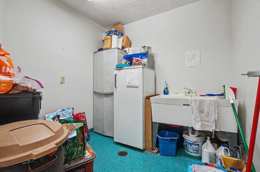 More Photos Of 4250 Herr Fieldhouse Rd, Southington Veterinarian Kennel For Sale