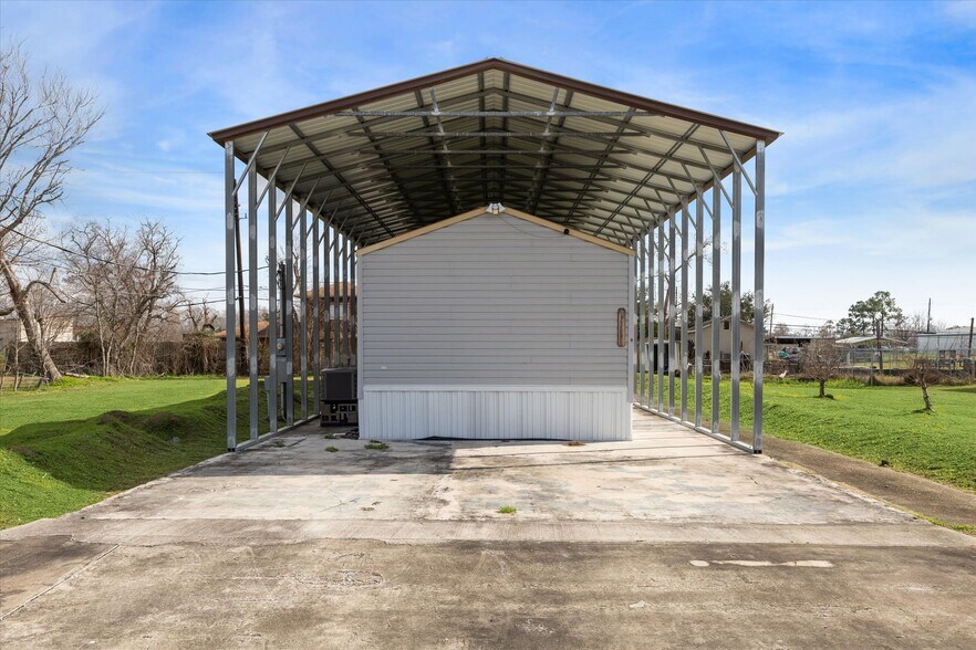 More Photos Of 3733 Rest Home Rd, Pearland Flex For Sale