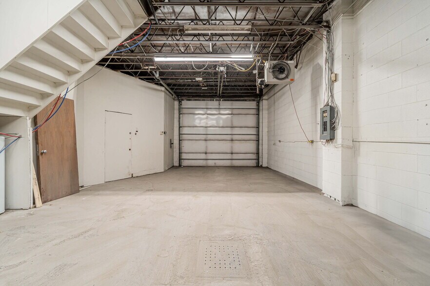 More Photos Of 8515 Av 9e, Montréal Light Manufacturing For Lease