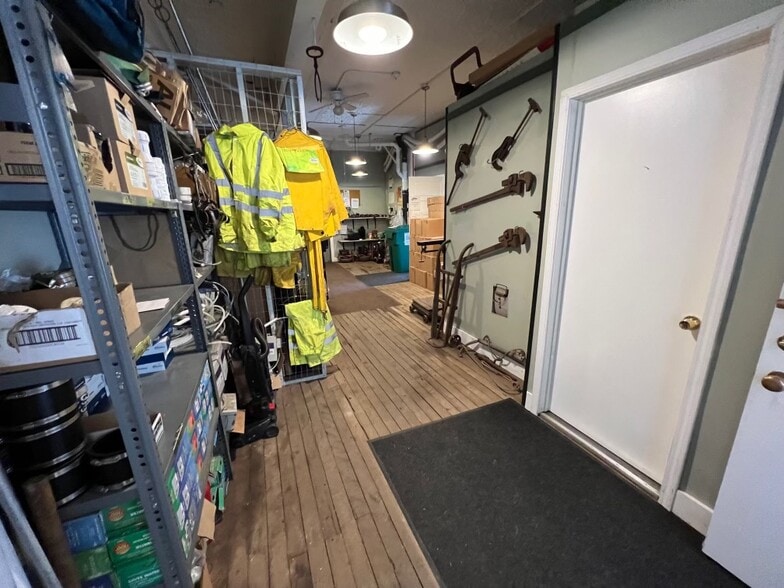 More Photos Of 1909-1911 S Salina St, Syracuse Office For Sale