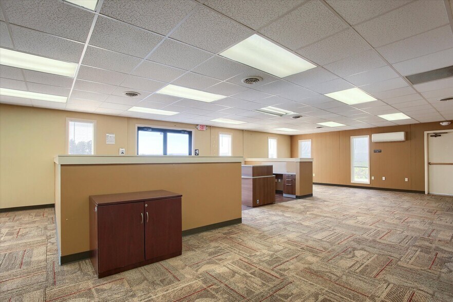 More Photos Of 55 W Shortcut Rd, Newport Loft Creative Space For Sale