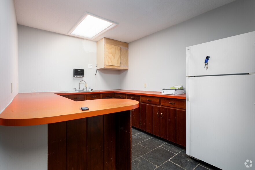 More Photos Of 5200 Fort Ave, Lynchburg Office For Sale