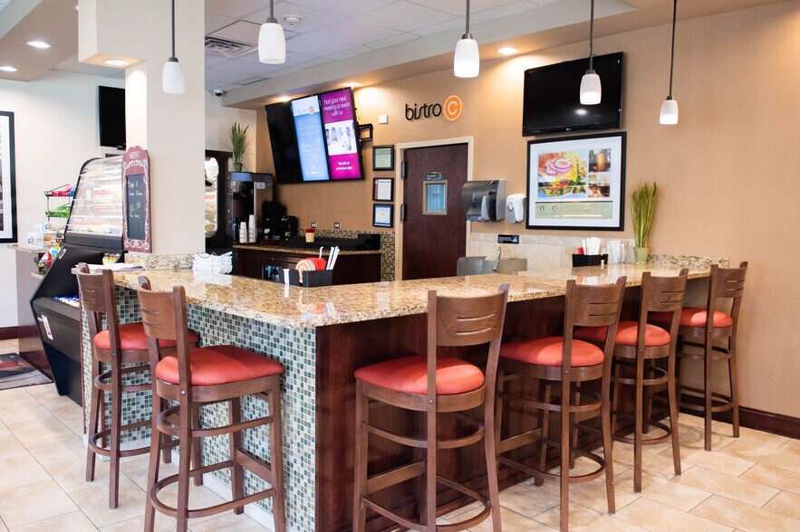 More Photos Of 933 S Riverside Dr, Elmhurst Hotel For Sale