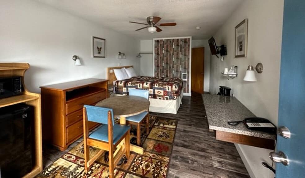 More Photos Of 787 N Central Blvd, Coquille Hotel For Sale