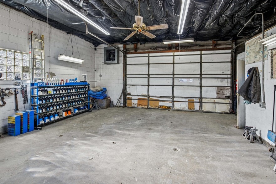 More Photos Of 5840 S Western Ave, Chicago Auto Repair For Sale